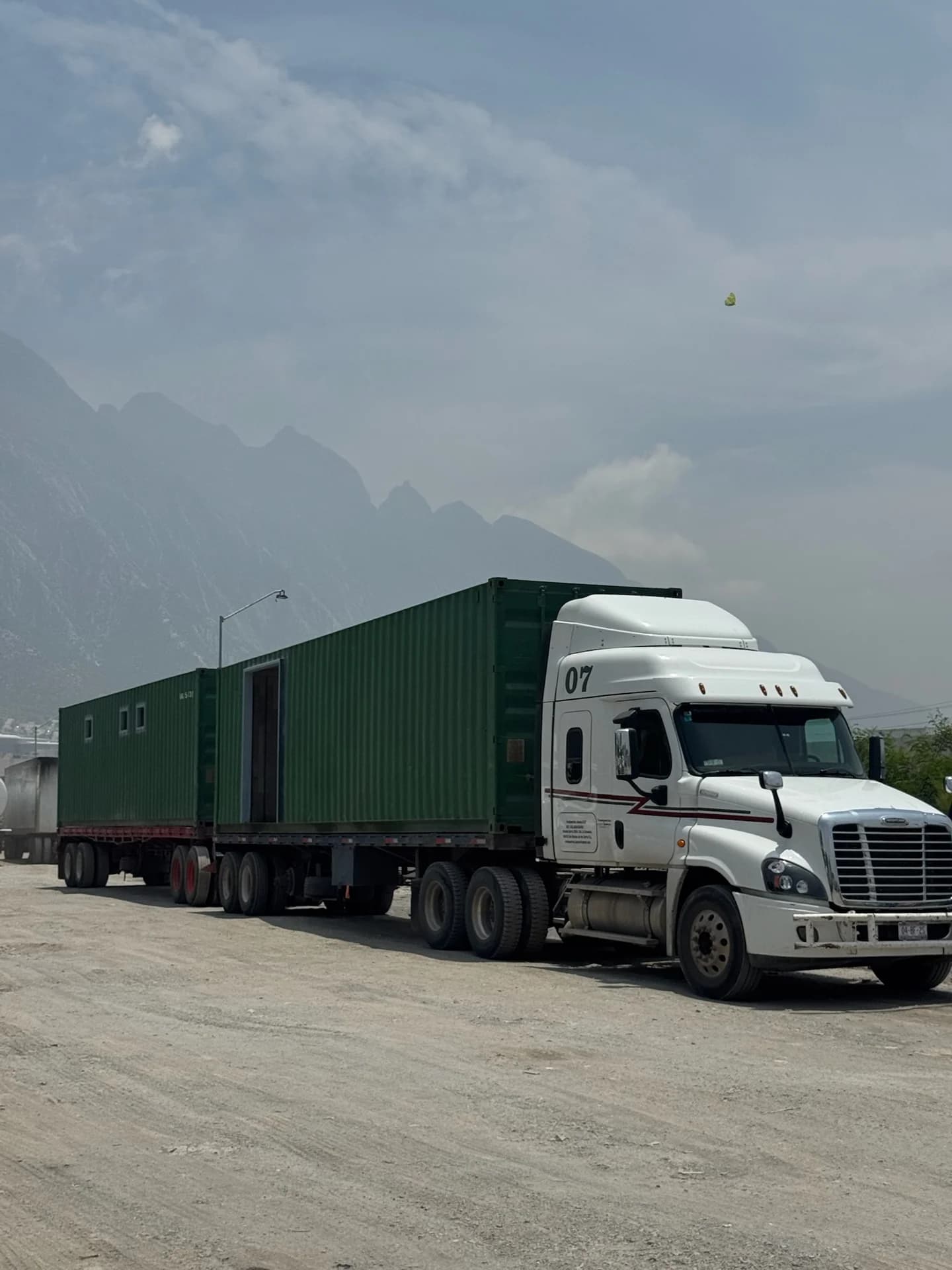 Transporte de módulo en plataforma con Cerro de la Silla al fondo