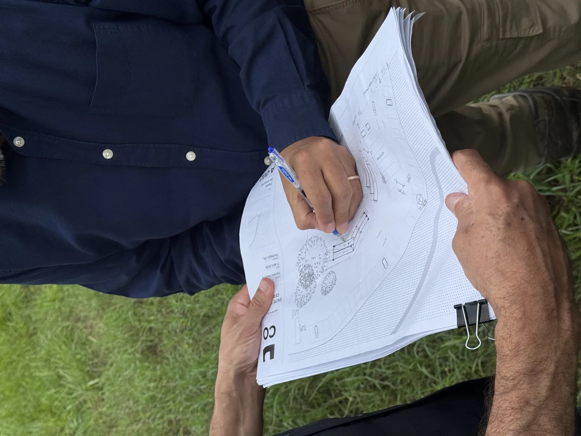 Equipo revisando planos en obra