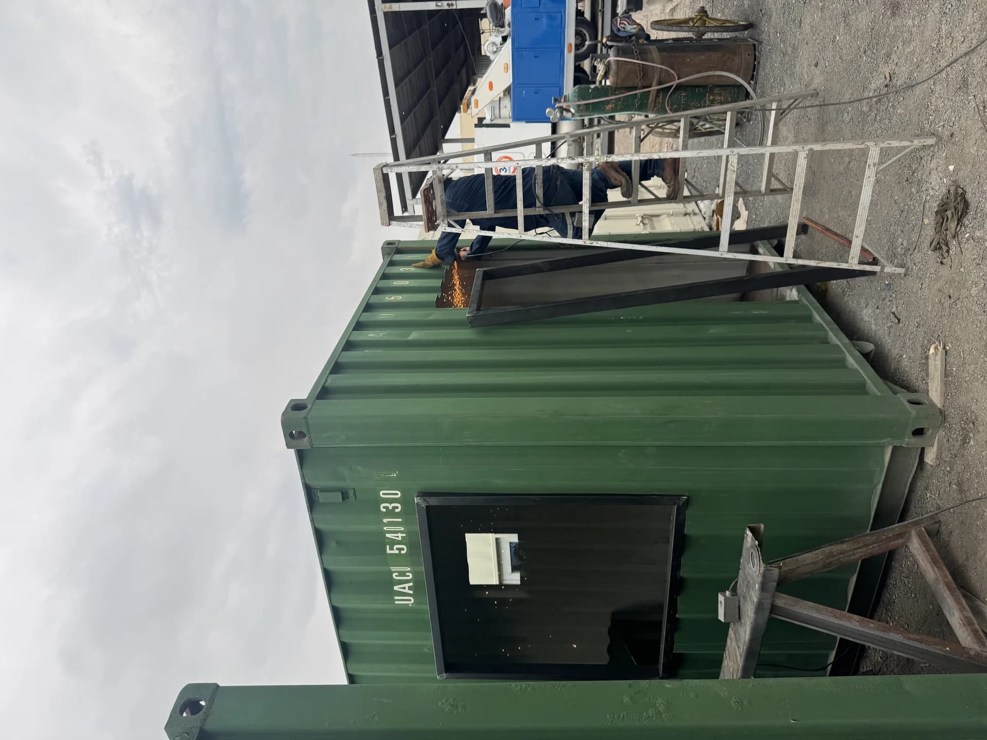 Fabricación — apertura de ventanas en módulo contenedor