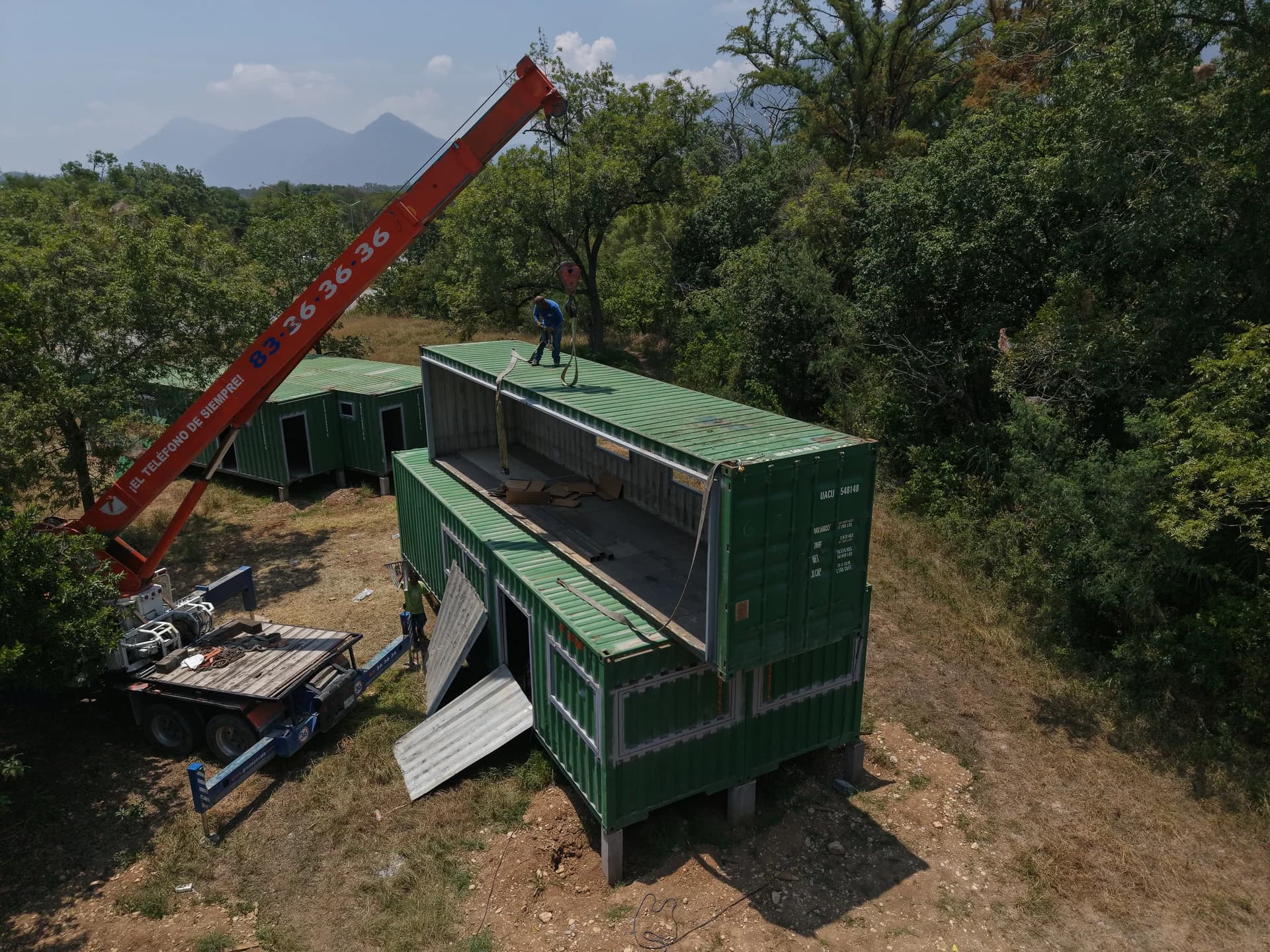 Vista aérea de estructura modular de dos pisos con Cerro de la Silla al fondo