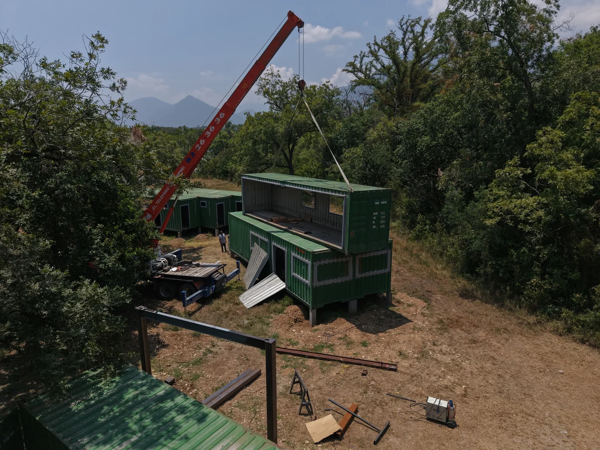 Ensamble aéreo de módulos apilados en dos niveles con montañas de Monterrey