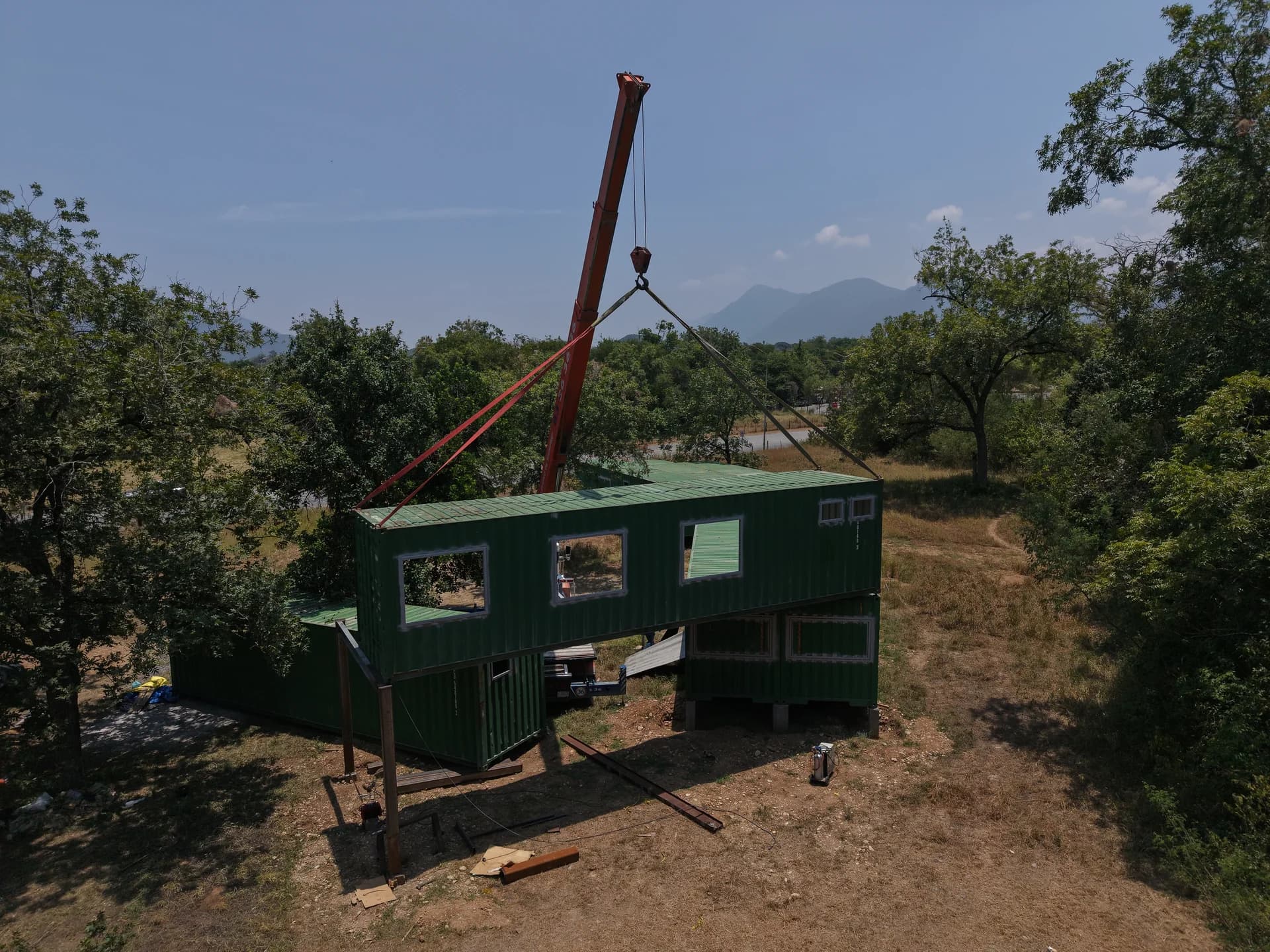 Estructura modular Zavala Solutions con montañas de Monterrey al fondo